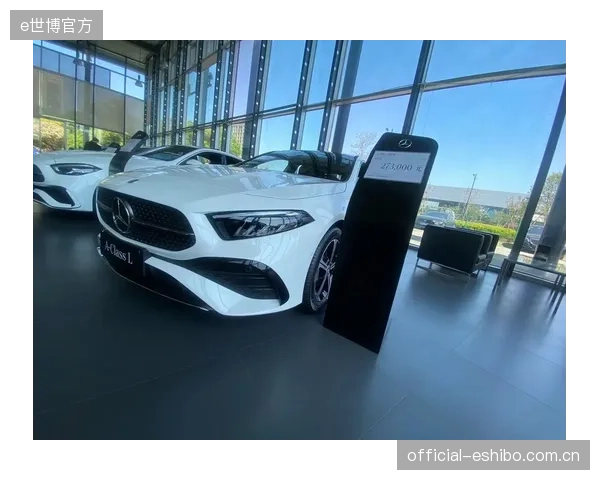 为应对高分贝的演艺活动，上海梅赛德斯-奔驰文化中心的围护结构空气声隔声指标达到了Rw≥45dB